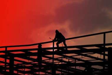 Yüksek groun bir şantiyede çalışan inşaat işçisi