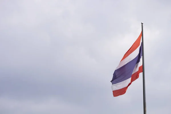 Direğin üstünde Tay bayrağı