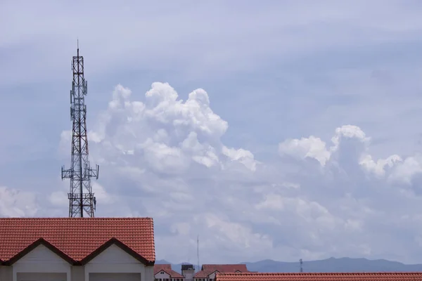 Ljus himmel och vitt moln med telefonstolpe — Stockfoto