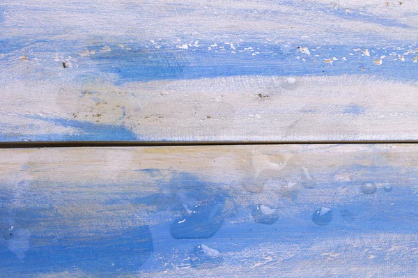 Gouttes d'eau sur bois bleu . — Photo