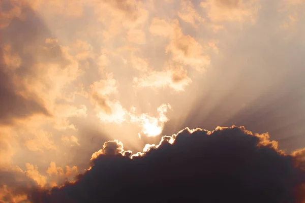 Bulutların ardındaki güneş akşamı aydınlatSın.