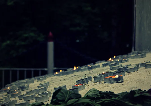 Καύση Των Εξαφανισμένων Κεριά Για Βάθρο Του Μνημείου Στο Σούρουπο — Φωτογραφία Αρχείου