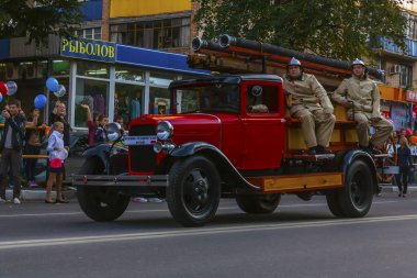 itfaiyeciler bir ekip ile eski itfaiye aracı