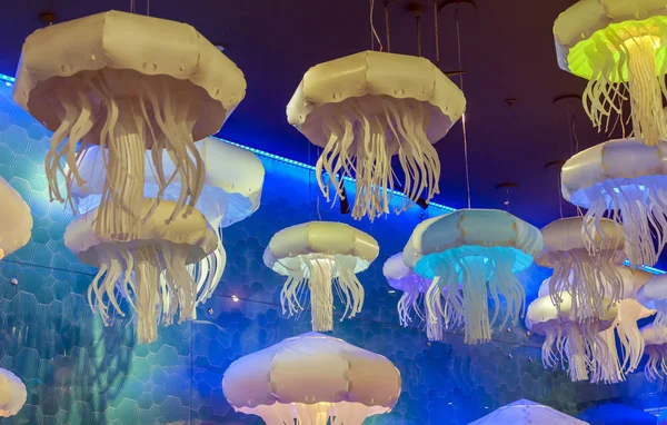 Stylowe Jellyfish Wisiorek Światła Oświetlają Niebieski Pokój — Zdjęcie stockowe