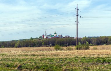 Skopin 'deki Dimitrievsky Manastırı'nın (Rusya) görünümü ve elektrik hattının direği