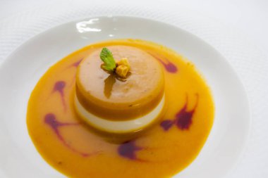 beyaz bir arka plan genel görünümünde beyaz bir tabak ta lüks bir restoranda nane ve deniz-buckthorn çilek bir sprig ile parlak turuncu cheesecake