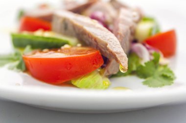 açık zeytinyağı bir damla et ve sebze bir sebze salatası jambon bir parça ucunda asılı