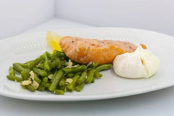 Zalm Steak Met Gepocheerd Bonen Sesam Citroen Een Witte Plaat — Stockfoto