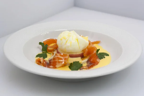 Jajko Gotowane Świeżym Pomidorem Cienko Pokrojem Łososia Białym Tle — Zdjęcie stockowe