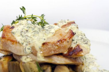 beyaz bir arka plan izole mantar, patates, biberiye ve tartar sos ile kızarmış domuz eti