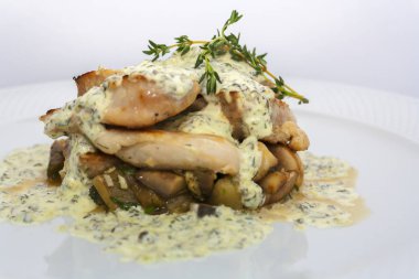 beyaz bir arka plan izole mantar, patates, biberiye ve tartar sos ile kızarmış domuz eti