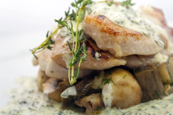 beyaz bir arka plan closeup üzerinde mantar, patates, biberiye ve tartar sos ile kızarmış domuz eti