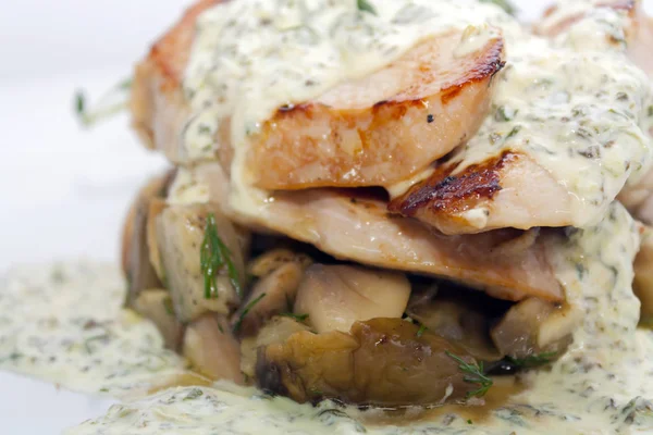 beyaz bir arka plan closeup üzerinde mantar, patates, biberiye ve tartar sos ile kızarmış domuz eti