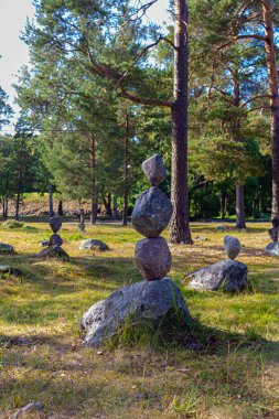 sabitleyiciler olmadan yapılan taş piramit, güneşli bir yaz günü yakın çekim bir orman yolu üzerinde sadece denge