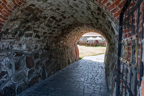 Karela kalesinin taş duvarında antik kale kapısı