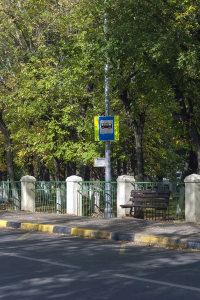 Parada Autobús Con Banco Madera Señal Tráfico Otoño Una Pequeña — Foto de Stock