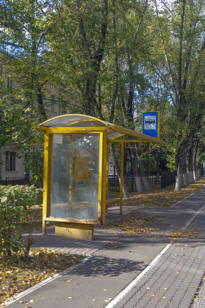 Parada Autobús Hierro Amarillo Con Una Señal Tráfico Lugar Para — Foto de Stock