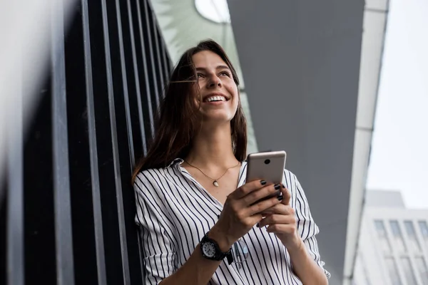 Retrato Linda Jovem Segurando Telefone Inteligente Mão Olhando Para Área — Fotografia de Stock