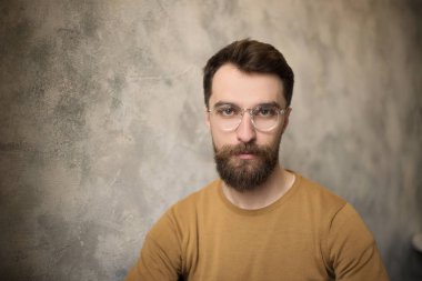 gözlük yakışıklı sakallı adam kafede kameraya bakarak