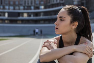 genç güzel koyu saçlı atletik kız spor dışarı asılı, ısınma ve onun sağlığı için spor egzersizleri ve şehir sokak bisiklet pistinde bir koşu bandı üzerinde güçlü bir sağlıklı vücut performans 