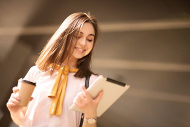 kafede tablet pc ile genç çekici kadın