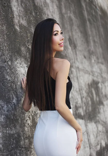 Attractive Young Woman Walks Street Gray Wall Her Favorite Work — Stock Photo, Image