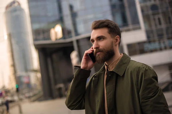 Όμορφος Άντρας Γένια Που Μιλάει Smartphone Στο Δρόμο — Φωτογραφία Αρχείου