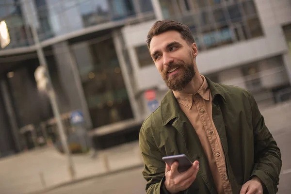 Χαμογελαστός Όμορφος Άντρας Γένια Smartphone Στο Δρόμο — Φωτογραφία Αρχείου