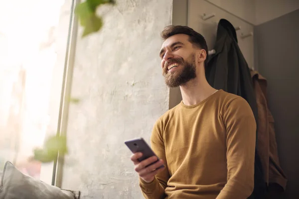 Χαμογελαστός Όμορφος Άντρας Γένια Smartphone Στο Καφέ — Φωτογραφία Αρχείου