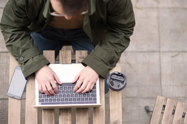 Homem Barbudo Bonito Trabalhando Laptop Mesa Madeira — Fotografia de Stock