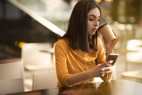 Blogger Sonriente Escuchando Canciones Favoritas Auriculares Chica Hipster Disfrutando Transmisión — Foto de Stock