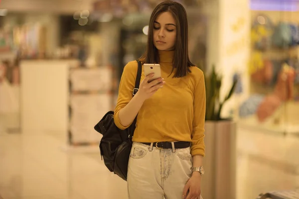 Zbliżenie Portret Młodej Atrakcyjnej Kobiety Smartfonem — Zdjęcie stockowe