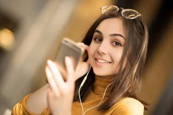 Blogger Chica Escuchando Canciones Favoritas Chica Hipster Disfrutando Emisión Radio — Foto de Stock