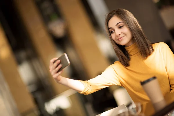 Mujer Bonita Hablando Selfie Misma Sonriendo — Foto de Stock