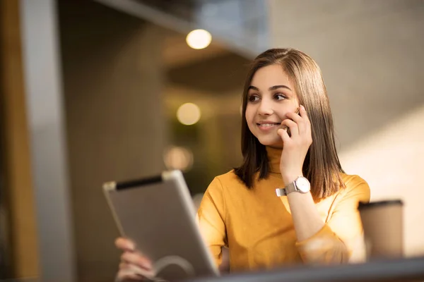 Mujer Atractiva Joven Con Tableta Cafetería — Foto de Stock