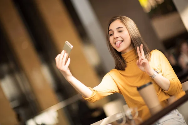 Joven Mujer Hablando Selfie Misma Sonriendo — Foto de Stock