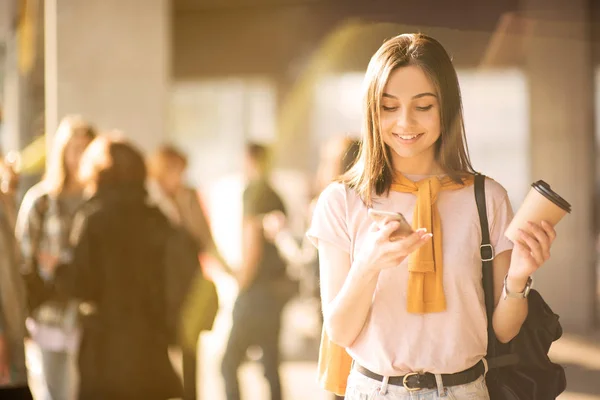 Mujer Sonriente Caminando Por Ciudad Hablando Con Amigo Teléfono Móvil — Foto de Stock