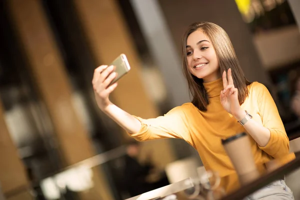 Mulher Bonita Falando Selfie Mesma Sorrindo Fotos De Bancos De Imagens