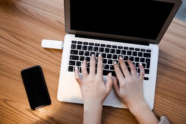 Freelancer bir dizüstü bilgisayar ile bir kafede çalışma