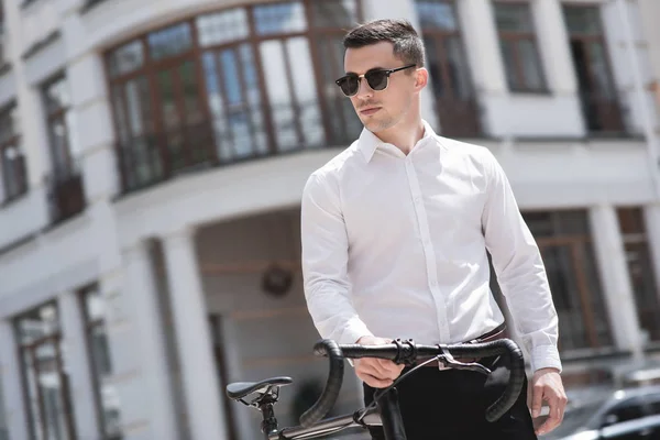 Красивый Мужчина Рубашке Гуляющий Велосипеде Городу — стоковое фото