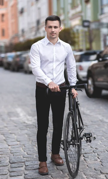 Красивый Мужчина Рубашке Гуляющий Велосипеде Городу — стоковое фото