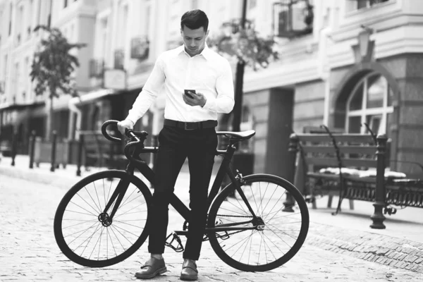 Красивый Мужчина Рубашке Стоит Велосипедом Использует Смартфон Городе — стоковое фото