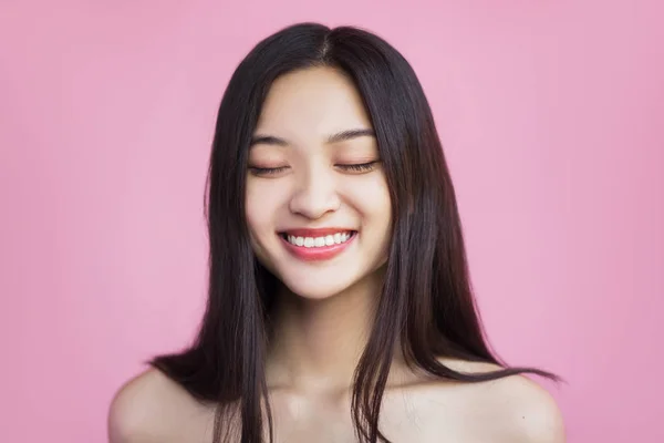 Atraente Sorrindo Menina Asiática Com Olhos Fechados Fundo Rosa — Fotografia de Stock