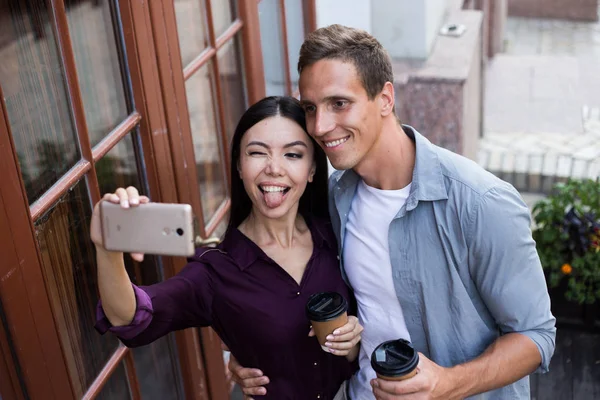 Gelukkige Jonge Paar Houden Wegwerp Koffie Cups Het Nemen Van — Stockfoto