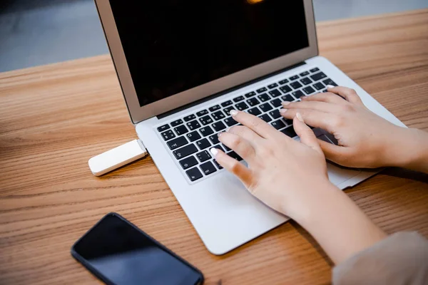 Närbild Unga Professionella Kvinnliga Manager Med Hjälp Laptop Hennes Kontor — Stockfoto