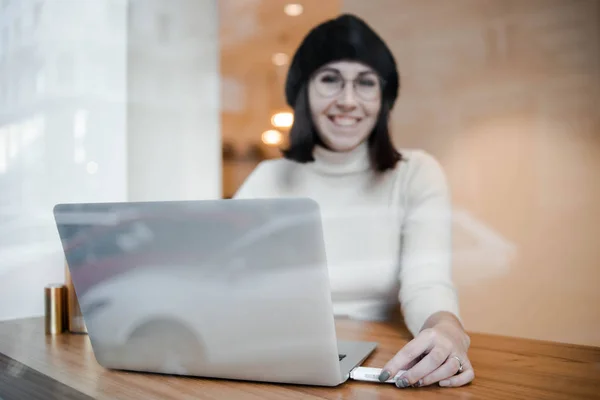 Ciemne Włosy Kobieta Blogger Uśmiechnięty Łączący Internet Router Podczas Pracy — Zdjęcie stockowe