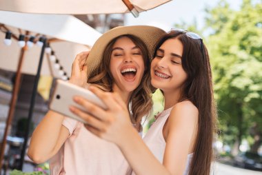 Birlikte iyi vakit geçiren, neşeli yüzlerle selfie çeken, eğlenen en iyi arkadaşlar ve yaz larının tadını çıkaran iki mutlu kadın