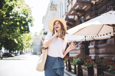 Duygusal kadın ifade sahip ve komik hikaye yüzünden gülüyor. O onun tatil zamanı nedeniyle yaz ruh hali ve o mutlu street yürüyüş
