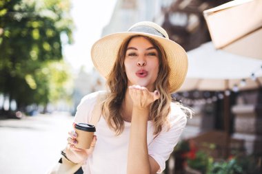 Duygusal kadın ifade sahip ve komik hikaye yüzünden gülüyor. O onun tatil zamanı nedeniyle yaz ruh hali ve o mutlu street yürüyüş