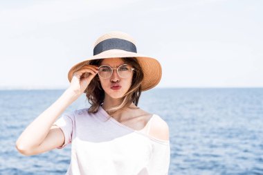 Omg wow inanılmaz wtf! Eğlenceli sevinç komik kişi kavramı. Komik funky oldukça sevimli şaşkın öğrenci yaşam tarzı fotoğraf portresi kadar yakın kamera izole deniz arka plan bakarak ne yapacağını biliyorum